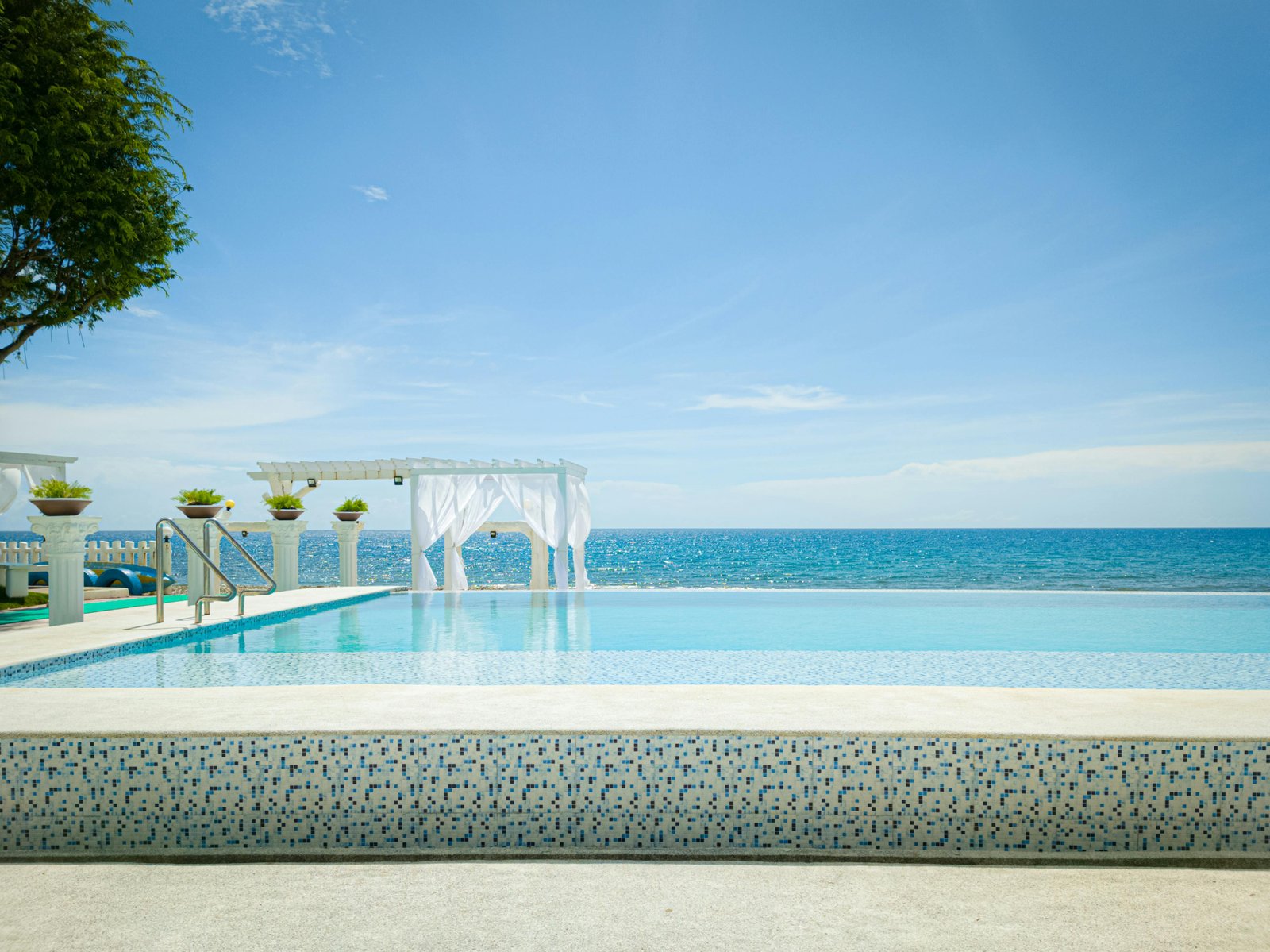 Luxury events at infinity pools